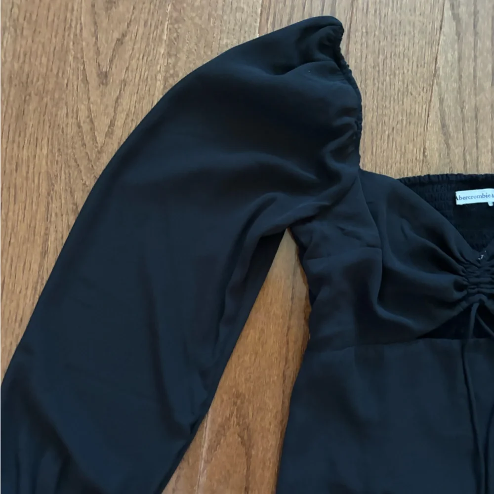 Abercrombie and Fitch black sweetheart cut out longsleeve blouse - small